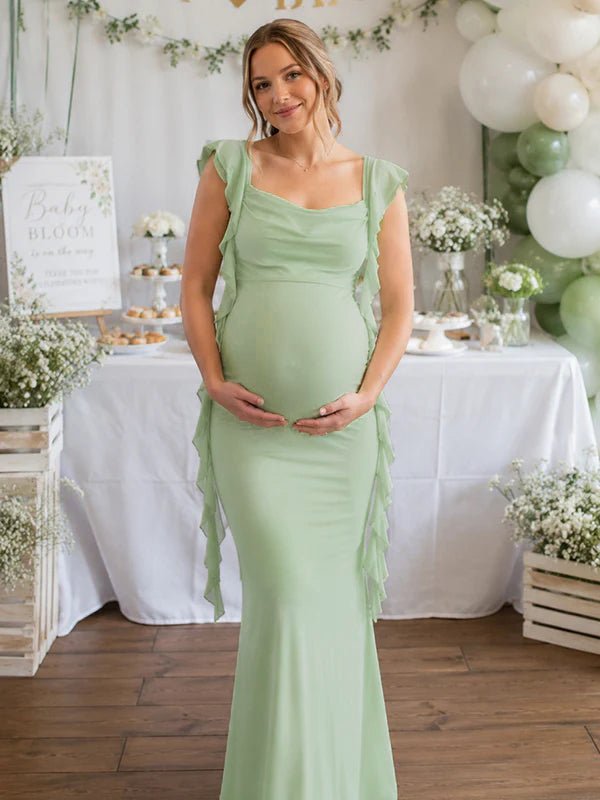 Groene zwangerschaps maxi jurk met open rug, ruches en gedrapeerde details, ideaal voor babyshower.