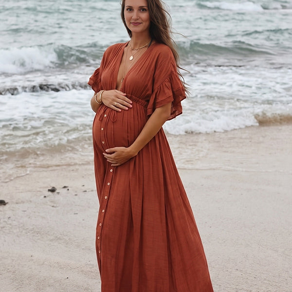 Boho zwangerschaps maxi jurk met ruches, rugloos koorddetail en een vloeiend silhouet, ideaal voor strand fotoshoots.