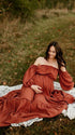 Oranje boho zwangerschaps fotojurk met off shoulder hals en vrouwelijke split.