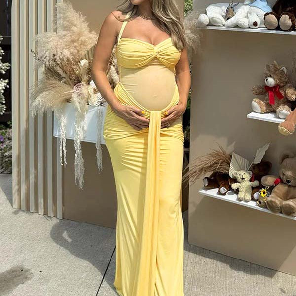 Gele zwangerschaps maxi jurk met mesh en gedrapeerde details.