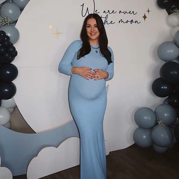 Lichtblauwe zwangerschaps maxi jurk met zeemeerminmodel en bodycon pasvorm, ideaal voor ceremonie.