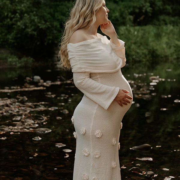 Witte zwangerschaps maxi jurk met applicaties, boothals en flare mouwen voor fotoshoot.