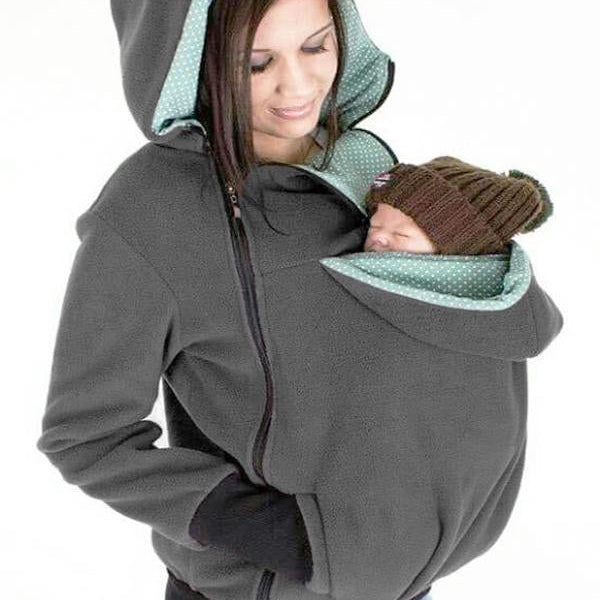 Grijse fleece zwangerschaps draagjasje met stippenprint, kangoeroezak en baby insert voor herfst en winter.