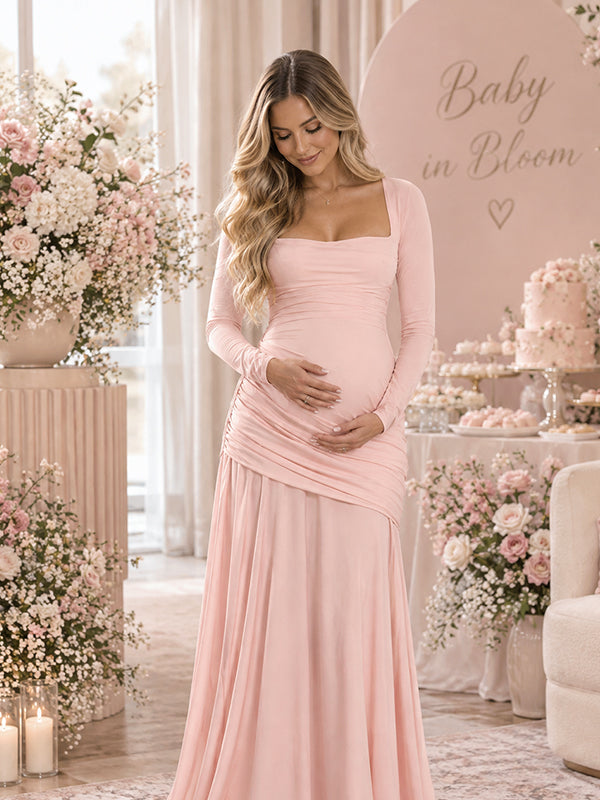 Roze zwangerschaps maxi jurk met gedrapeerd detail en wijduitlopende rok voor een elegante look.