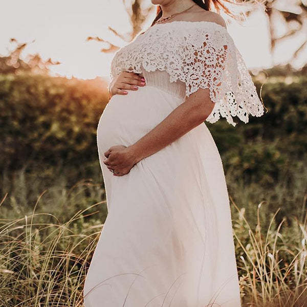 Witte zwangerschaps maxi jurk met kanten ruches en boothals voor fotoshoot.