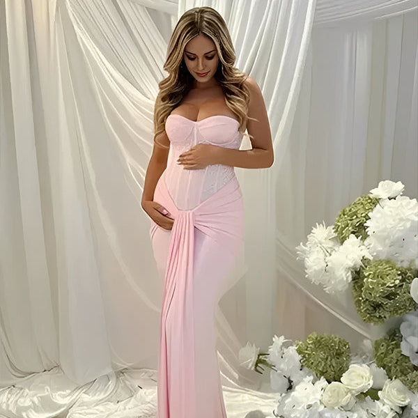 Roze zwangerschaps maxi jurk met pailletten, bandeau en bodycon pasvorm, ideaal voor een babyshower.