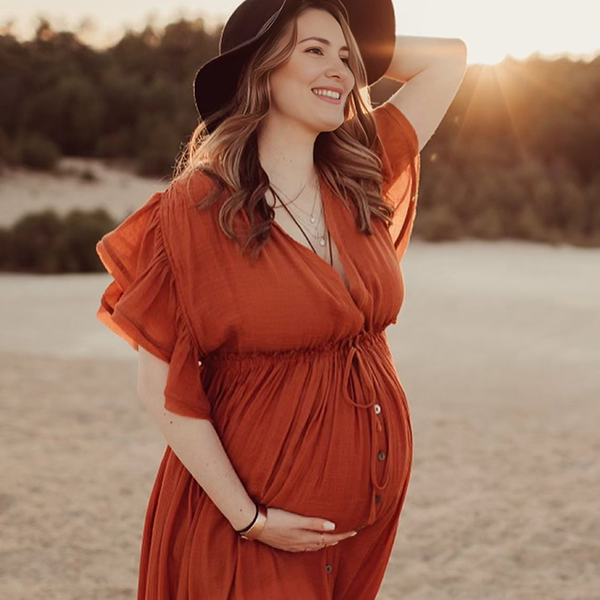 Bohemian zwangerschaps maxi jurk met ruches, rugloos koorddetail en een vloeiend silhouet, ideaal voor fotoshoots.