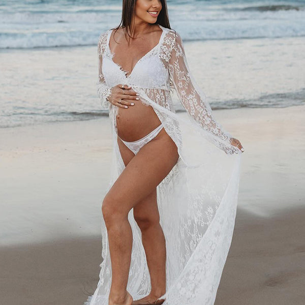 Witte boho zwangerschaps maxi jurk met kant, elegante split en vloeiende pasvorm voor beach fotoshoot.