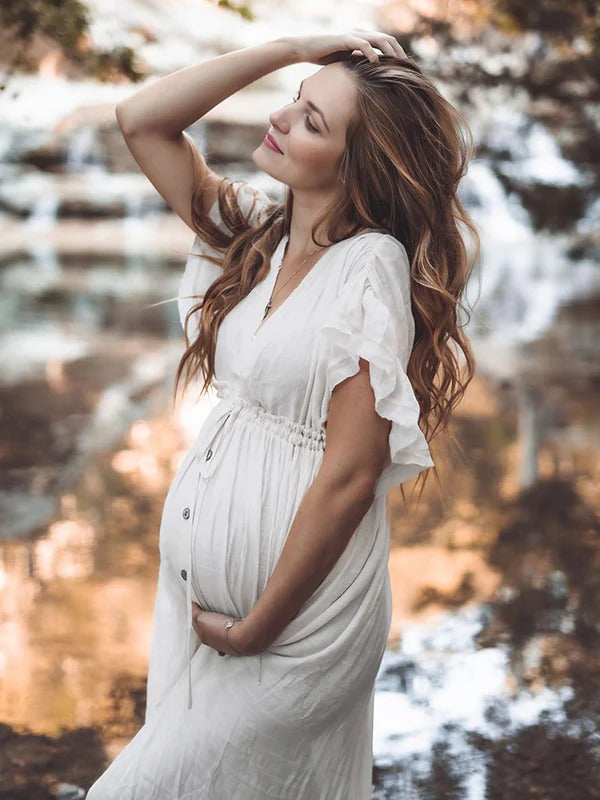 Mumsmode Zwangerchaps Maxi Fotoshoot Jurk Boheems Koord Gekreukt Knoopjes Diep decolleté Wit