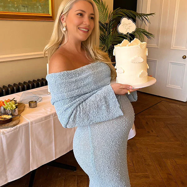 Blauwe gebreide zwangerschaps maxi jurk met off-shoulder en bodycon pasvorm, ideaal voor babyshower.