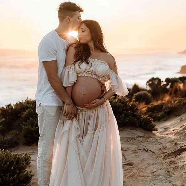 Boho zwangerschaps maxi jurk als tweedelige set met off-shoulder, rugloos ontwerp en ruches, ideaal voor fotoshoots.