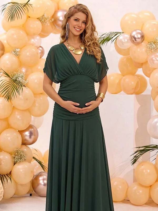 Donkergroene zwangerschaps maxi jurk met off-shoulder en vloeiende pasvorm.