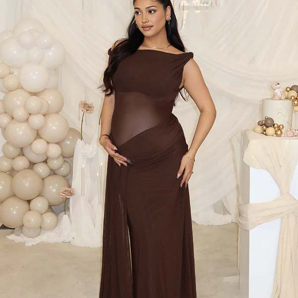 Donkerbruine zwangerschaps maxi jurk met asymmetrische schouder, ideaal voor een babyshower.