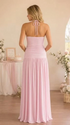 Roze zwangerschaps jurk met halternek, open rug en elegante side-ruched details.