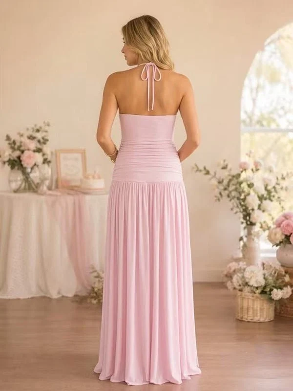 Roze zwangerschaps jurk met halternek, open rug en elegante side-ruched details.