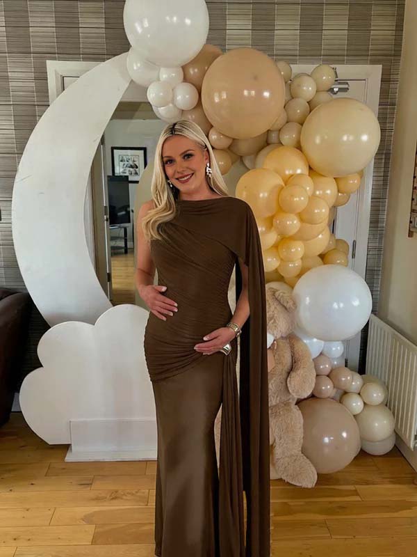 Mumsmode Chique Bruin Gekreukt Gedrapeerd Bezet Bodycon Onregelmatig Een Open Schouder Babyshower Zwangerschaps Maxi Jurk