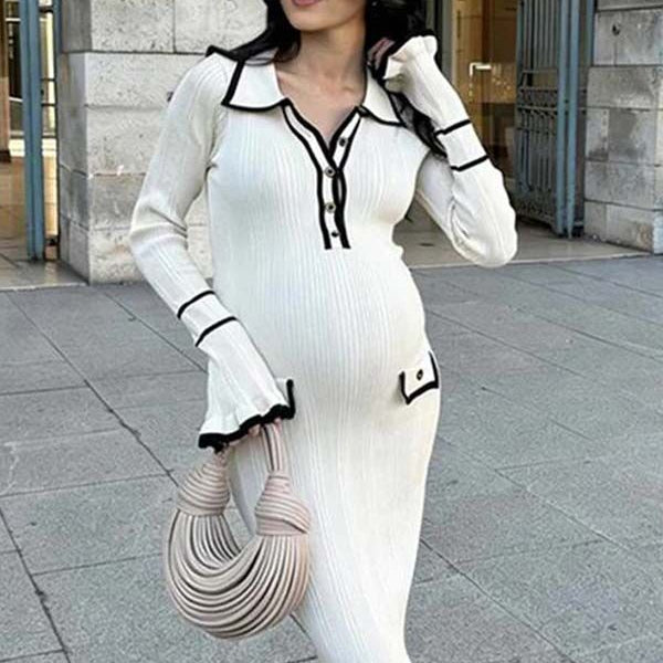 Witte zwangerschaps maxi jurk met ruches, knoopsluiting en zakken, ideaal voor werk.
