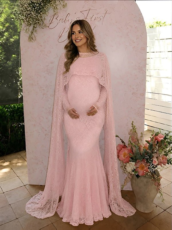 Roze kanten zwangerschapsmaxi-jurk met cape-mouwen en zeemeerminzoom voor een babyshower.