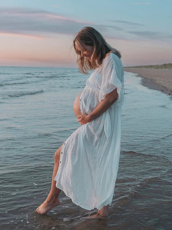 Mumsmode Zwangerchaps Maxi Fotoshoot Jurk Boheems Koord Gekreukt Knoopjes Diep decolleté Wit