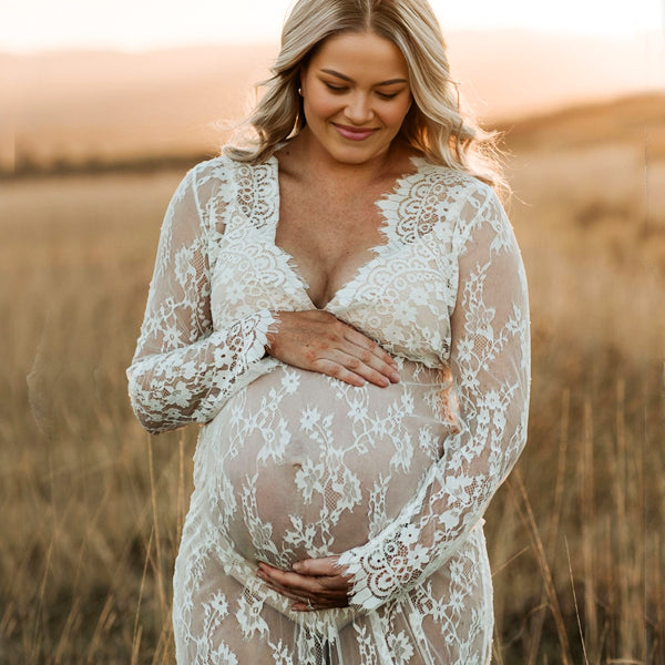 Bohemian kanten zwangerschaps maxi jurk met geborduurde details en een elegant silhouet, ideaal voor fotoshoots.