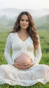 Witte boho zwangerschaps crop top met kanten stof en elegante ruches.
