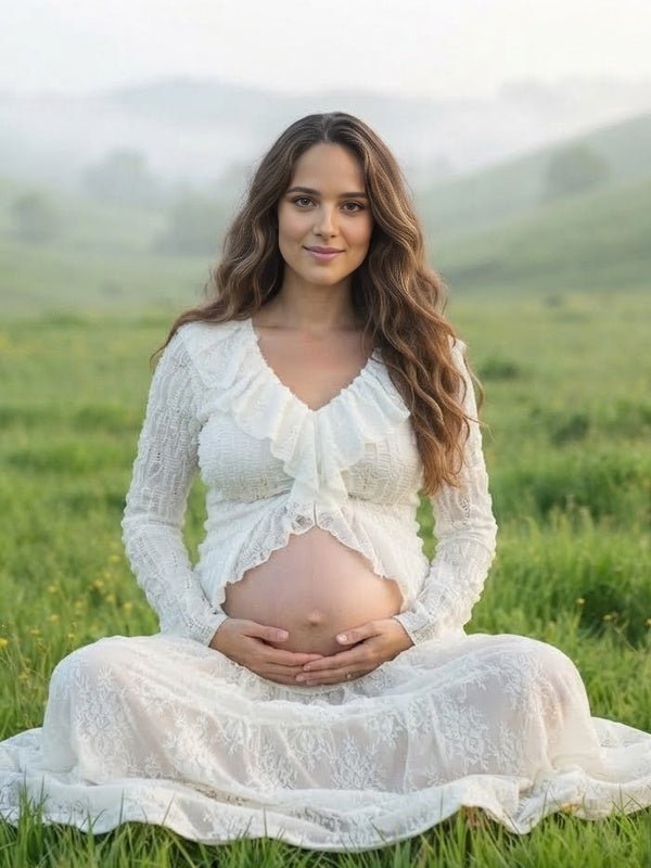 Witte boho zwangerschaps crop top met kanten stof en elegante ruches.