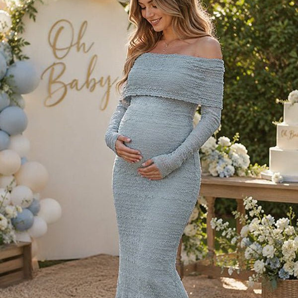 Blauwe kanten zwangerschaps maxi jurk met off shoulder hals en comfortabele stretch pasvorm voor babyshower.