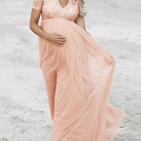 Champagne zwangerschaps maxi tulejurk met pailletten, vloeiend design en elegante pasvorm voor fotoshoot.