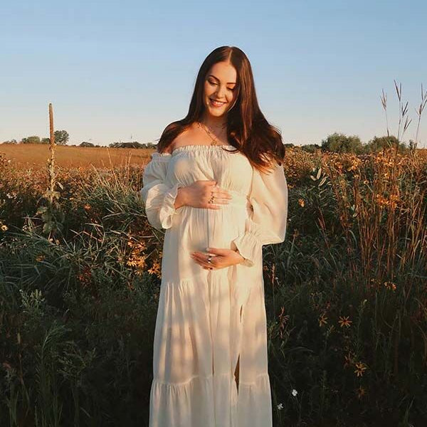 Beige boho zwangerschaps maxi jurk met off-shoulder, ruches en zijsplit, ideaal voor fotoshoot.