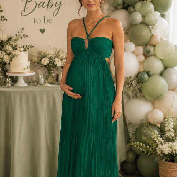 Groene zwangerschaps maxi jurk met geplooid halterdesign, cut-out open rug en empire taille voor babyshower.