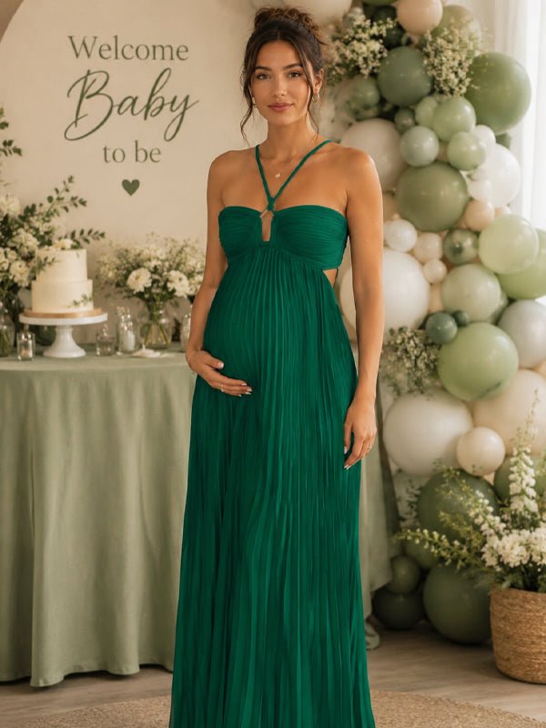 Groene zwangerschaps maxi jurk met geplooid halterdesign, cut-out open rug en empire taille voor babyshower.