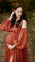 Oranje boho zwangerschaps jurk met ruches, off shoulder design en elegante zijsplit.