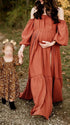 Oranje zwangerschaps maxi jurk met ruches, zijsplit en elegante boho uitstraling.