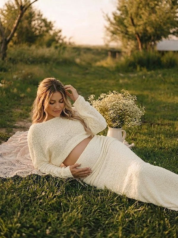 Gebreide zwangerschapsset met off shoulder top en elegante gerimpelde maxi rok.