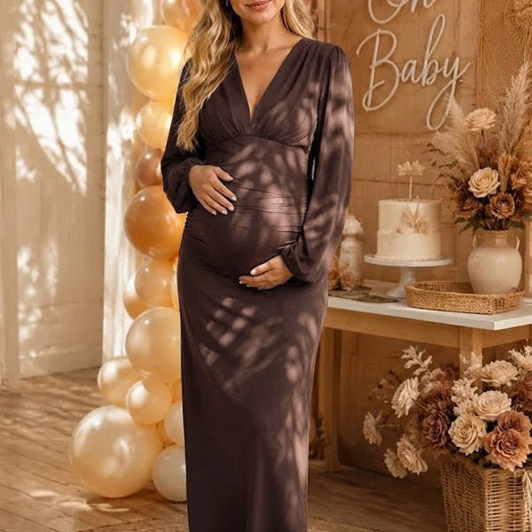 Koffiekleurige zwangerschaps midi jurk met stretch, lange mouwen en bodycon pasvorm voor babyshower.