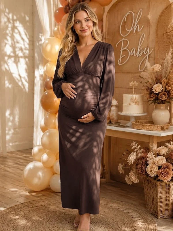 Koffiekleurige zwangerschaps midi jurk met stretch, lange mouwen en bodycon pasvorm voor babyshower.