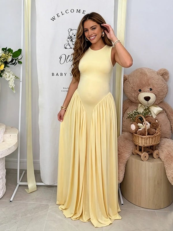 Gele zwangerschaps maxi jurk met gedrapeerde details, geplooide taille en bodycon pasvorm, ideaal voor babyshower.