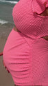 Detailopname van een roze zwangerschapsbadpak