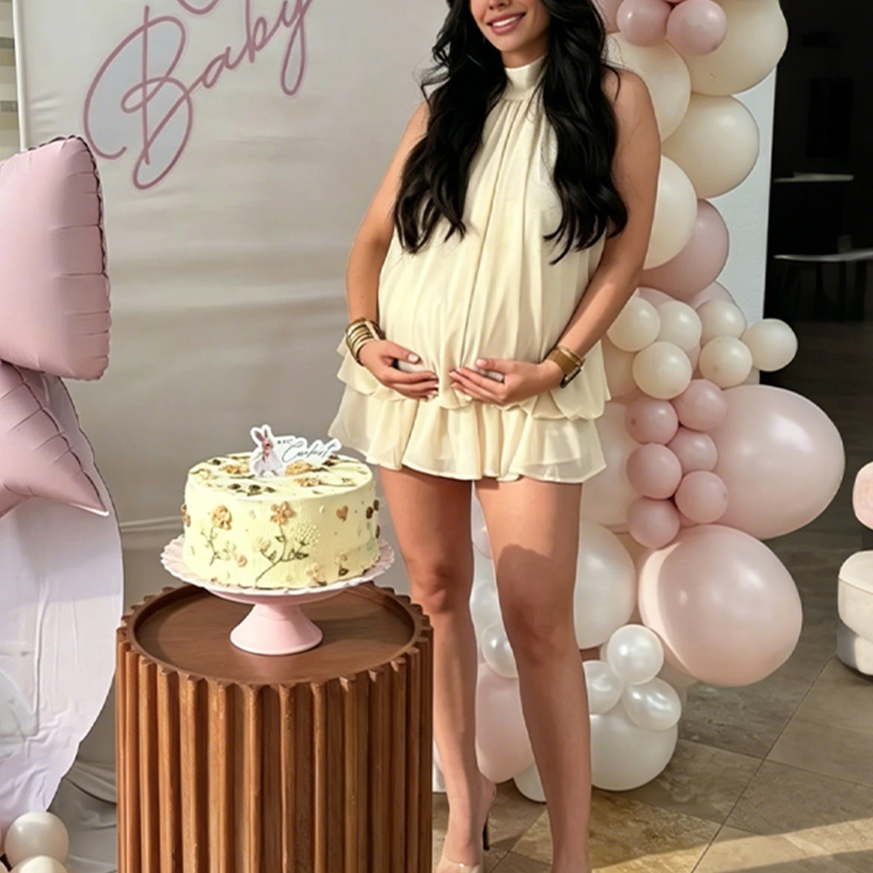 Gele chiffon zwangerschaps mini jurk met peplum en veterdetail, ideaal voor een babyshower.