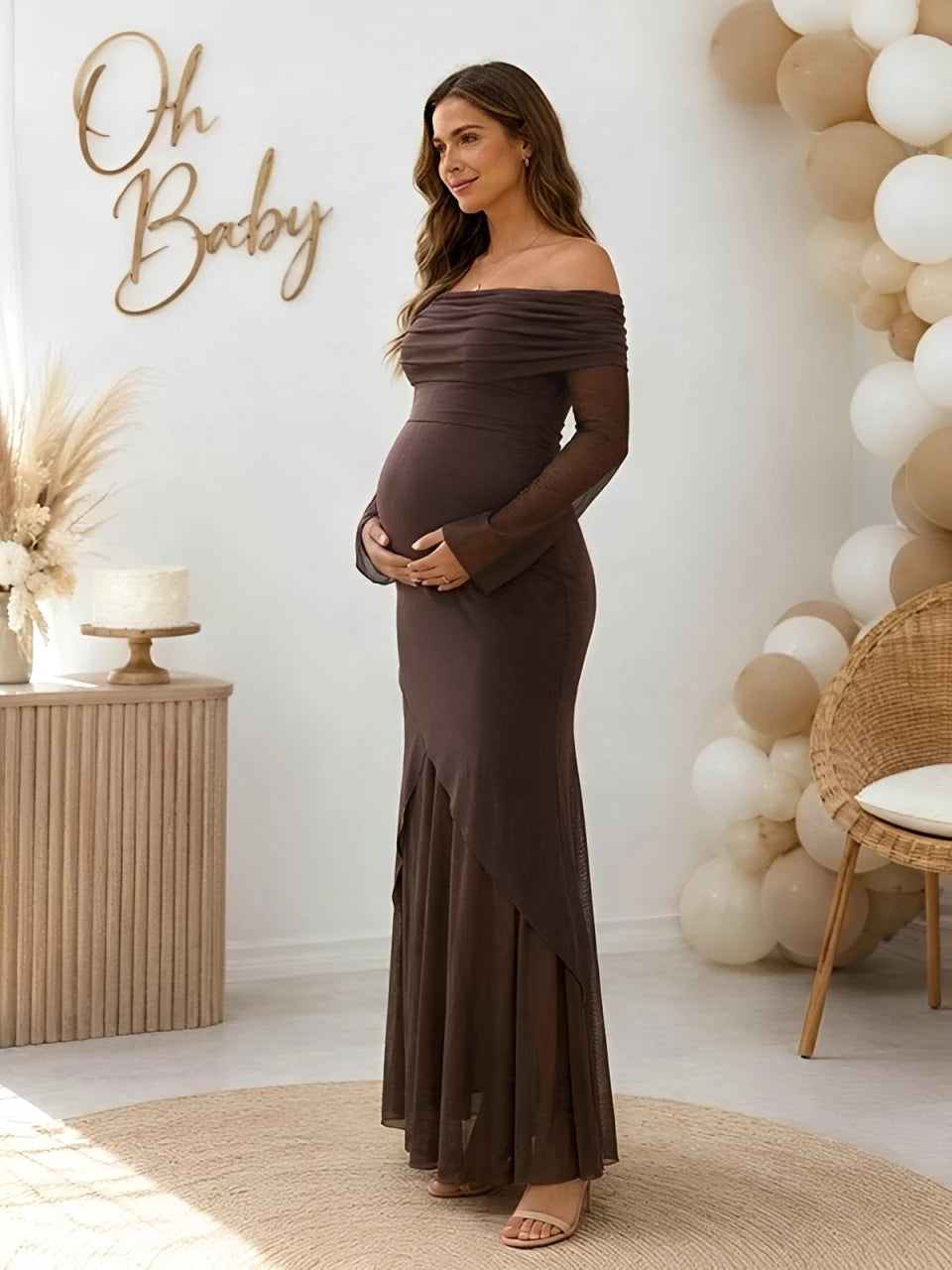 Bruine zwangerschaps maxi jurk met mesh, off shoulder design en elastische pasvorm.