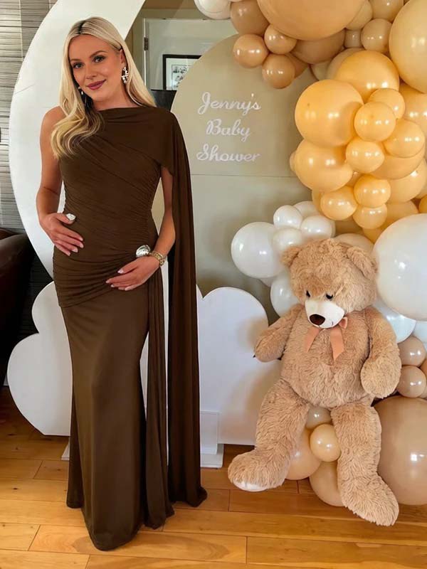 Mumsmode Chique Bruin Gekreukt Gedrapeerd Bezet Bodycon Onregelmatig Een Open Schouder Babyshower Zwangerschaps Maxi Jurk