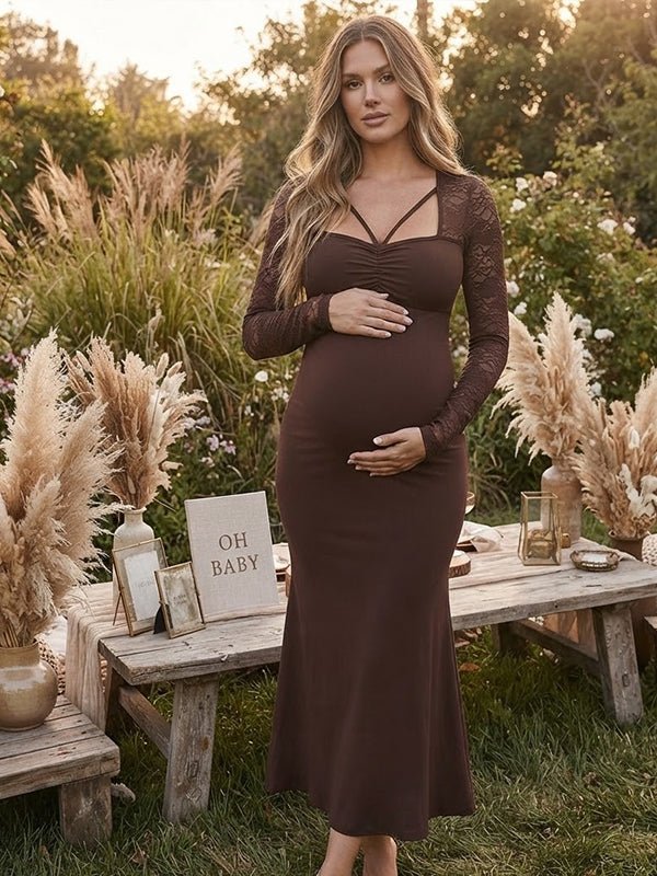 Bruine aansluitende zwangerschapsjurk met gekruiste bandjes voor een elegante babyshowerlook.