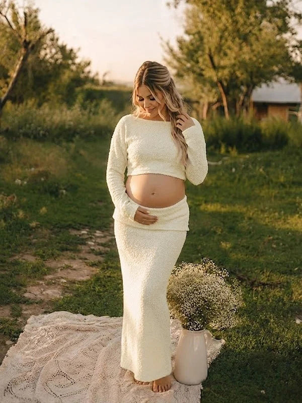 Gebreide zwangerschapsset met off shoulder crop top en gerimpelde maxi rok voor fotoshoot.