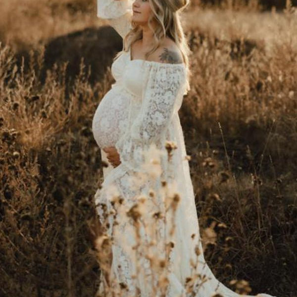 Abrikooskleurige boho zwangerschaps jurk met ruches, kant en elegante maxi pasvorm.