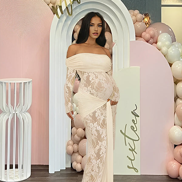 Abrikooskleurige zwangerschaps maxi jurk met off-shoulder, kanten inzet en vetersluiting, ideaal voor een babyshower.