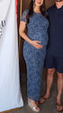 Donkerblauwe zwangerschaps maxi jurk met aansluitend silhouet.