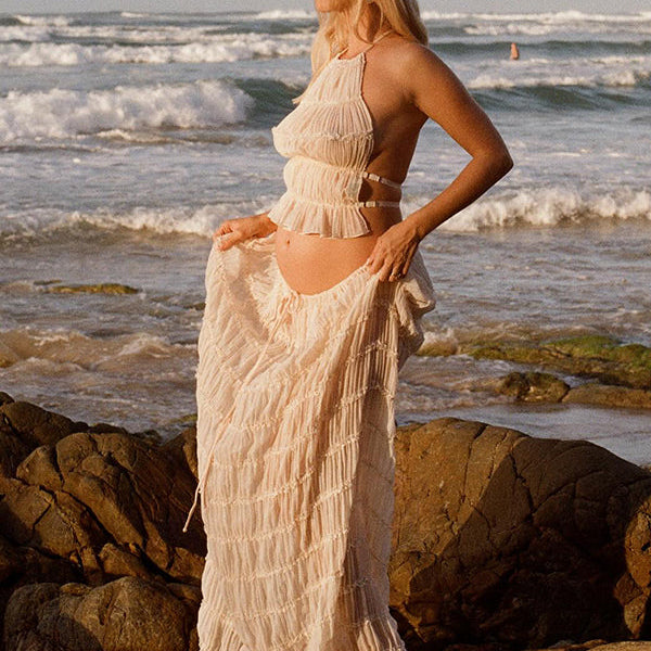 Beige zwangerschaps maxi jurk met 2-in-1 chiffon set, elegante laagjes en vloeiende pasvorm voor fotoshoot.