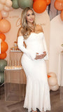 Witte zwangerschapsmaxi-jurk met uitlopende mouwen en aansluitende bodycon pasvorm voor een gender reveal.