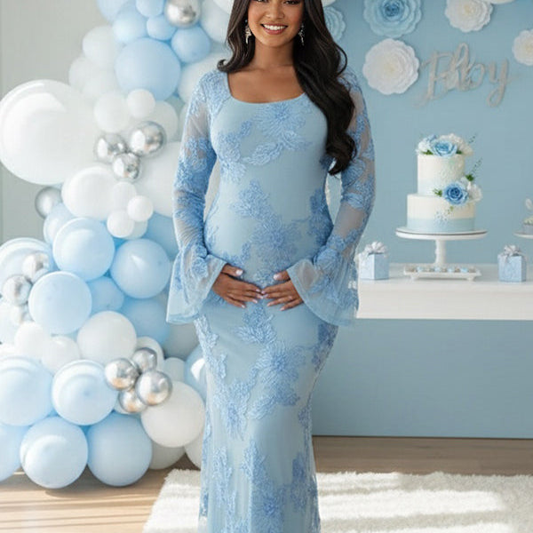 Blauwe zwangerschaps maxi jurk met bloemenborduursel, ruches en bodycon pasvorm, ideaal voor babyshower.