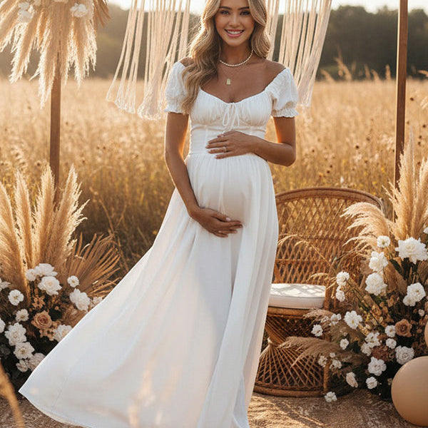 Witte boho zwangerschaps maxi jurk met ruches, vetersluiting en wijde zwier, ideaal voor fotoshoots.